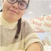 Persona que tiene bachillerato, y sabe enseñar de forma dinámica